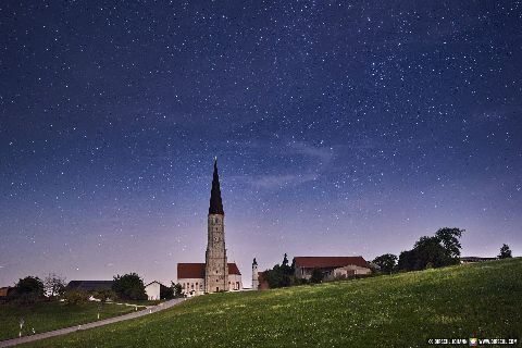 Gemeinde Zeilarn Landkreis Rottal-Inn Schildthurn Kirchenturm Nacht Sterne (Dirschl Johann) Deutschland PAN